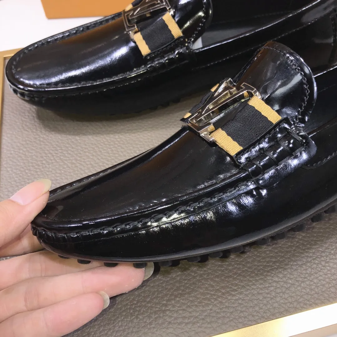 Men's men's shoes 💰420💰 [LV Doudou Shoes] (sheepskin lining) new model is on the market, available on the official website. The new Doudou shoes are processed into single-color materials, and the uppers are made of imported cowhide material. The body of the shoe is fully hemmed with mark thread, and is lined with imported original cowhide leather. The elegant shoe shape is super suitable for all-matching, and the size is 38-44.
